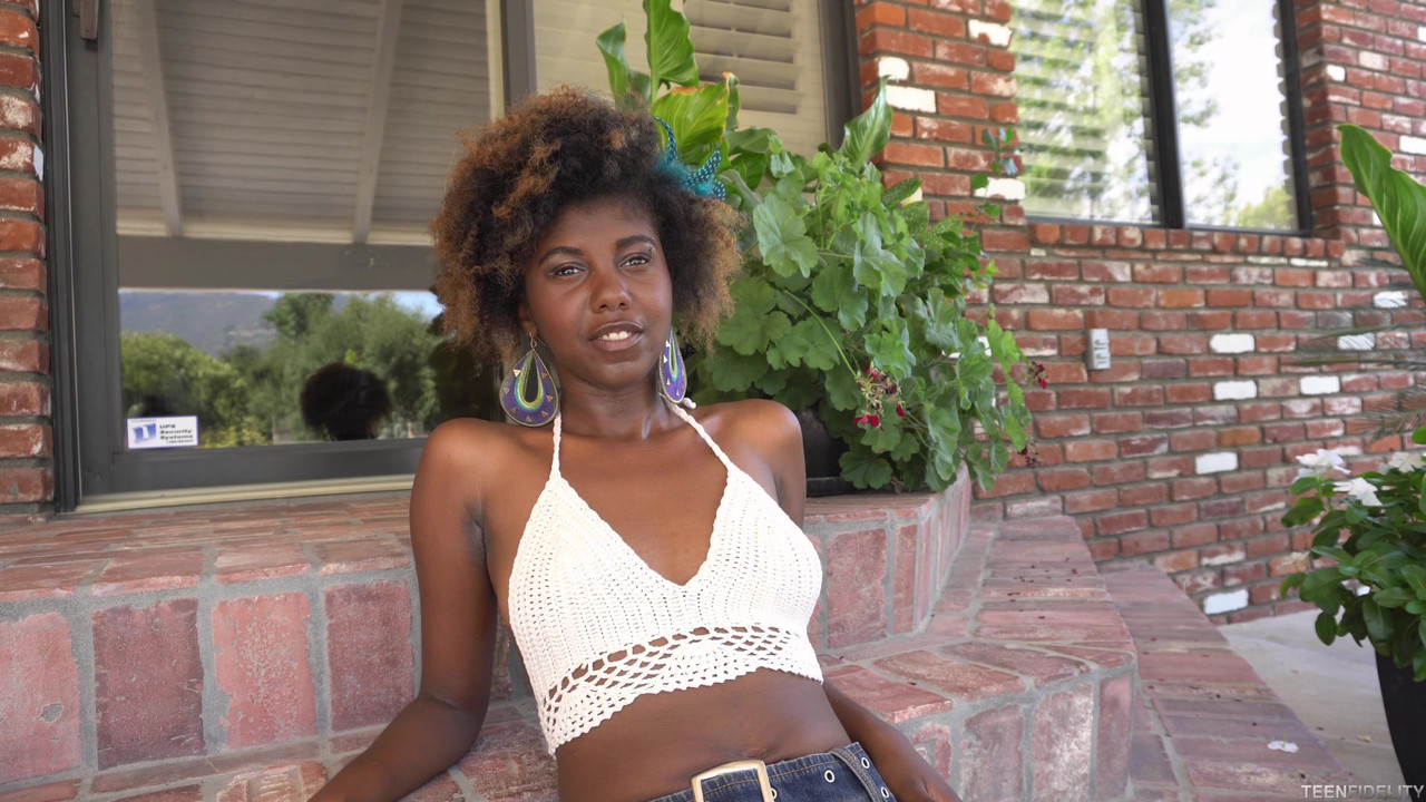 Daizy Cooper is a hot chocolate babe who cannot resist a white boner.